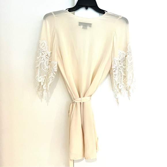 Stone Cold Fox Silk Robe - Picture 6 of 8